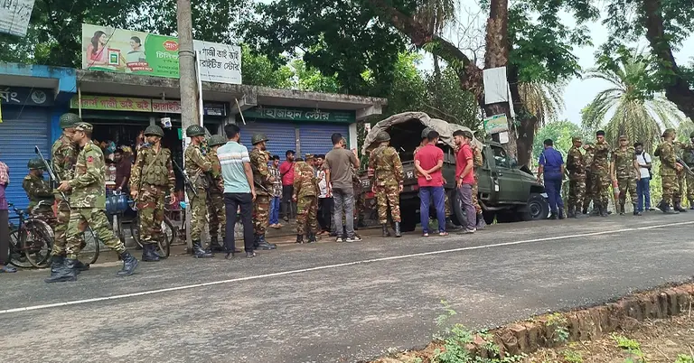 সেনাবাহিনীর একটি জিপ নিয়ন্ত্রণ হারিয়ে গাছের সঙ্গে ধাক্কায় পাঁচ সেনা সদস্য আহত
